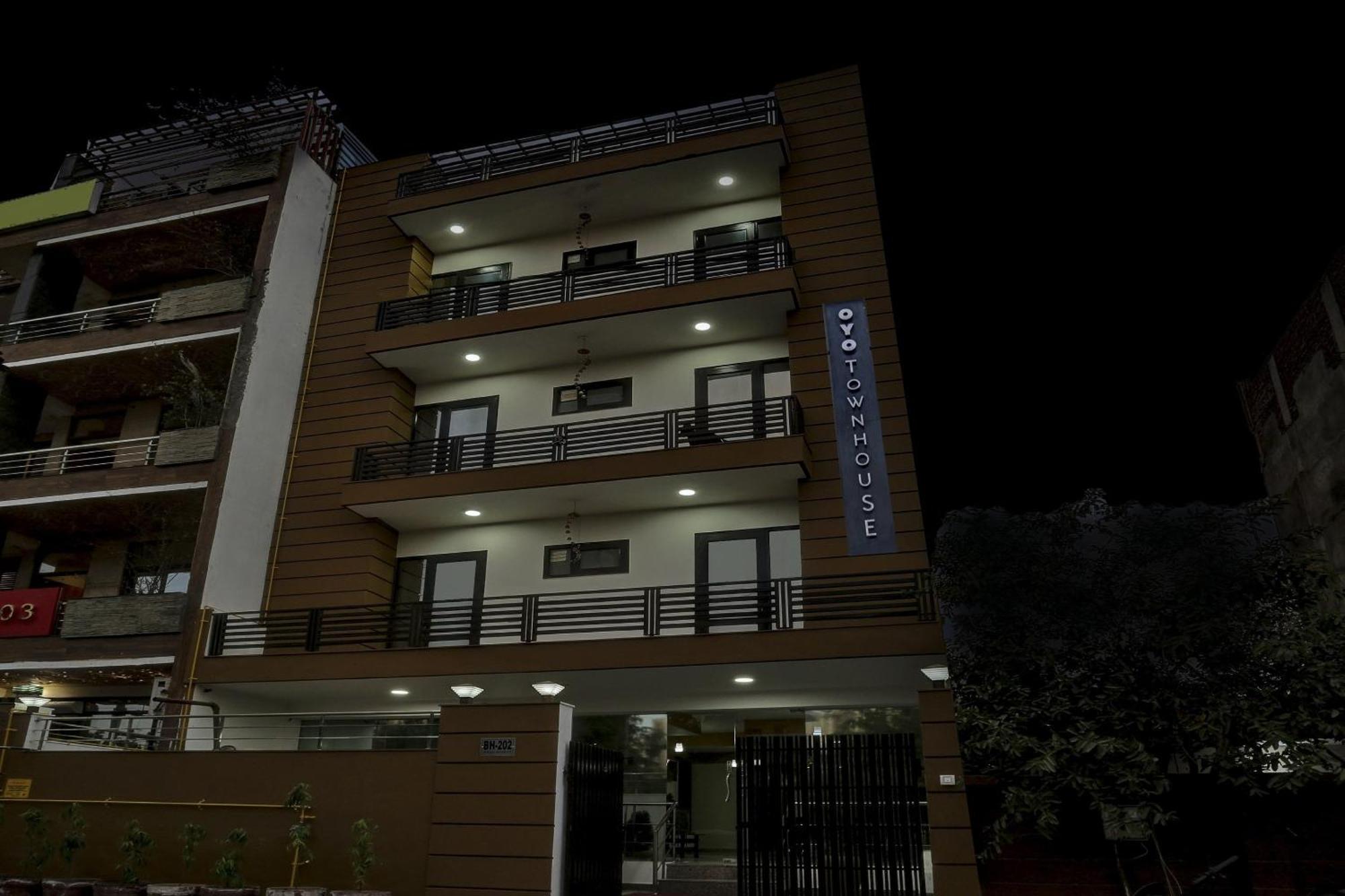 Townhouse Rumaisa Indirapuram ภายนอก รูปภาพ